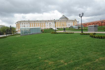 Москва.  На месте снесенного 14-го корпуса в Кремле открылся парк с видом на  здание Сената