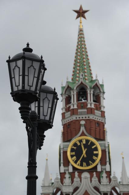 Москва. Спасская башня и  фонари.