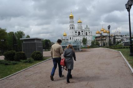 Москва.  На месте снесенного 14-го корпуса в Кремле открылся парк с видом на колокольню Ивана Великого, собор Успения Пресвятой Богородицы и Архангельский собор.