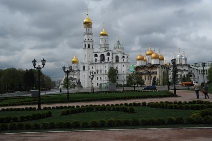 Москва.  На месте снесенного 14-го корпуса в Кремле открылся парк с видом на колокольню Ивана Великого, собор Успения Пресвятой Богородицы и Архангельский собор.