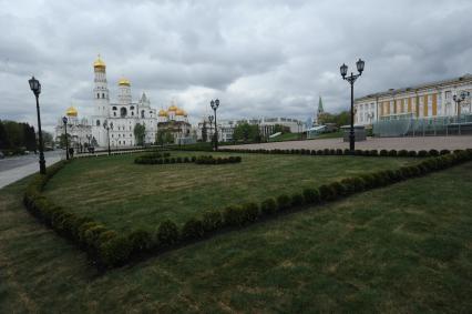 Москва.  На месте снесенного 14-го корпуса в Кремле открылся парк с видом на колокольню Ивана Великого, собор Успения Пресвятой Богородицы и Архангельский собор.