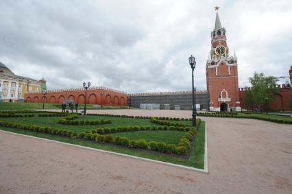 Москва.  На месте снесенного 14-го корпуса в Кремле открылся парк с видом на Спасскую башню.