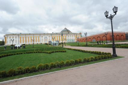 Москва.  На месте снесенного 14-го корпуса в Кремле открылся парк с видом на  здание Сената