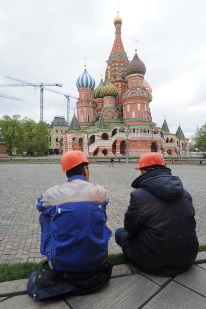 Москва.  Рабочие отдыхают на красной площади напротив храма Василия Блаженного