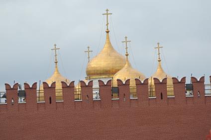 Москва. Вид на купола  собора Благовещения Пресвятой Богородицы через зубцы кремлевской стены.