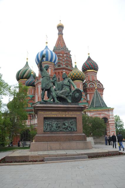 Москва.    Памятник Минину и Пожарскому у  храма Василия Блаженного  на Красной площади.