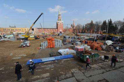 Москва.  На месте снесенного 14-го корпуса в Кремле  ведутся раскопки.