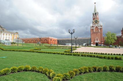 Москва.  На месте снесенного 14-го корпуса в Кремле открылся парк с видом на Спасскую башню.