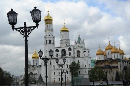 Москва.  На месте снесенного 14-го корпуса в Кремле открылся парк с видом на колокольню Ивана Великого и  собор Успения Пресвятой Богородицы.