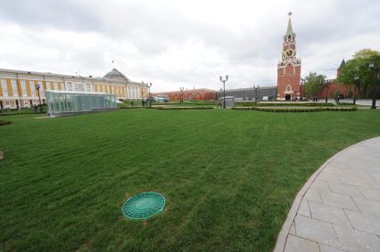 Москва. На месте снесенного 14-го корпуса в Кремле открылся парк с видом на Спасскую башню.