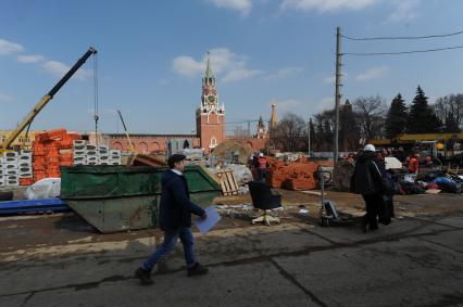 Москва.  На месте снесенного 14-го корпуса в Кремле  ведутся раскопки.