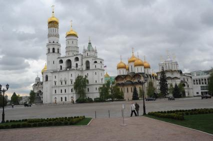 Москва.  На месте снесенного 14-го корпуса в Кремле открылся парк с видом на колокольню Ивана Великого, собор Успения Пресвятой Богородицы и Архангельский собор.