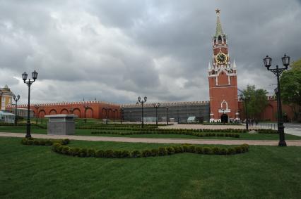 Москва.  На месте снесенного 14-го корпуса в Кремле открылся парк с видом на Спасскую башню.