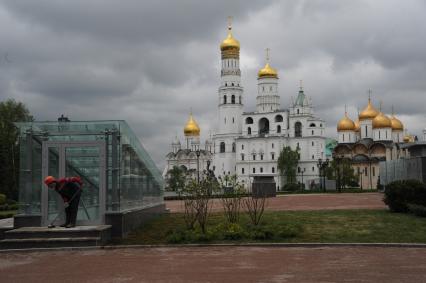 Москва.  На месте снесенного 14-го корпуса в Кремле открылся парк с видом на колокольню Ивана Великого, собор Успения Пресвятой Богородицы и Архангельский собор.