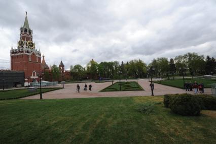 Москва. На месте снесенного 14-го корпуса в Кремле открылся парк с видом на Спасскую башню.