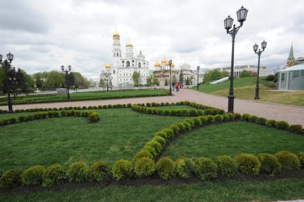 Москва.  На месте снесенного 14-го корпуса в Кремле открылся парк с видом на колокольню Ивана Великого, собор Успения Пресвятой Богородицы и Архангельский собор.