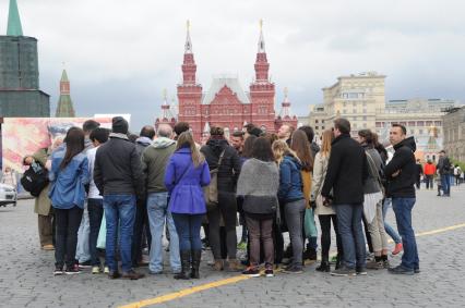 Москва.  Группа туристов на Красной площади.