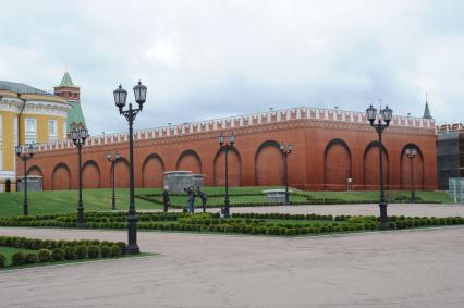 Москва.  На месте снесенного 14-го корпуса в Кремле открылся парк.