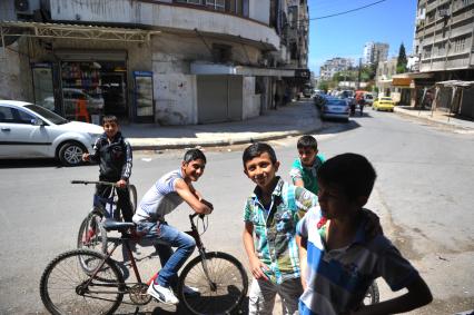 Сирия. г.Латакия. Мирная жизнь на улицах города. Сирийские дети.