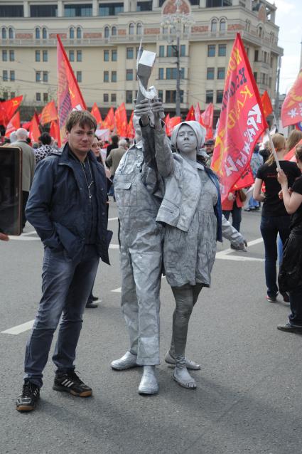 Москва.   Живая скульптура `Рабочий и колхозница`  во время шествия профсоюзов, посвященного Дню международной солидарности трудящихся, празднику Весны и Труда.