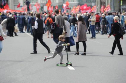 Москва.    Во время шествия профсоюзов, посвященного Дню международной солидарности трудящихся, празднику Весны и Труда.