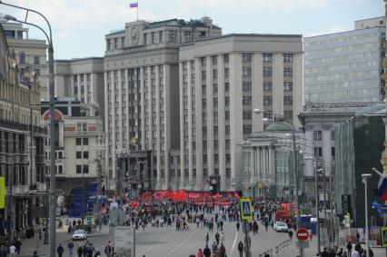 Москва.    Во время шествия профсоюзов, посвященного Дню международной солидарности трудящихся, празднику Весны и Труда, на  Охотном Ряду.