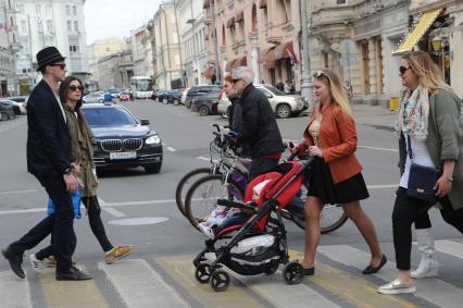 Москва.  Люди переходят дорогу по пешеходному переходу.