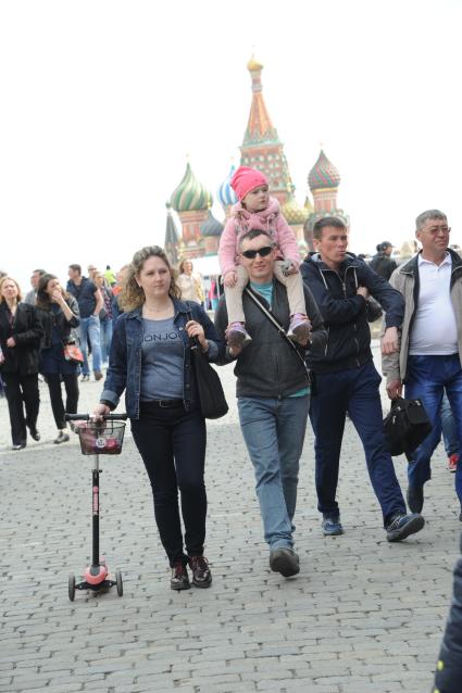 Москва.    Люди гуляют на Красной площади.