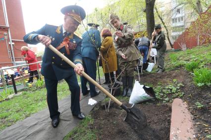 Москва.  В рамках акции `Сирень Победы` ветераны и молодые патриоты посадили кусты сирени на Аллее Славы.