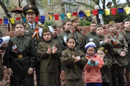 Москва. Участники акции `Сирень Победы`, приуроченной к празднованию 71-й годовщины Победы в Великой Отечественной войне.