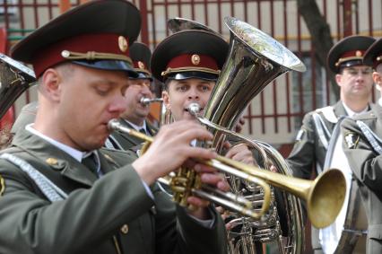 Москва.  Военные музыканты на торжественной части акции `Сирень Победы`  на Аллее Славы.