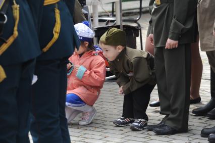 Москва. Участники акции `Сирень Победы`, приуроченной к празднованию 71-й годовщины Победы в Великой Отечественной войне.