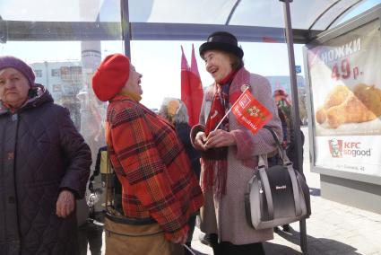 Екатеринбург. Празднование дня весны и труда 1 мая. Участники шествия КПРФ (Коммунистическая партия Российской федерации)