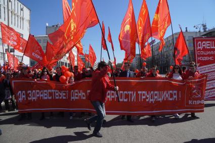 Екатеринбург. Празднование дня весны и труда 1 мая. Участники шествия КПРФ (Коммунистическая партия Российской федерации)