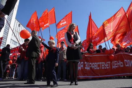 Екатеринбург. Празднование дня весны и труда 1 мая. Участники шествия КПРФ (Коммунистическая партия Российской федерации)