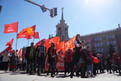 Екатеринбург. Празднование дня весны и труда 1 мая. Участники шествия КПРФ (Коммунистическая партия Российской федерации)