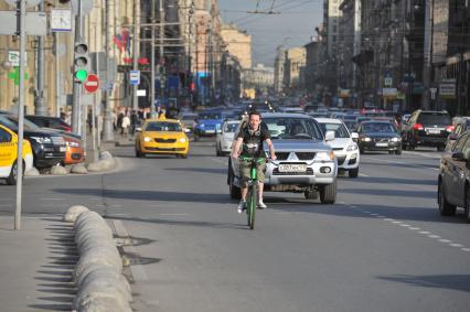 Москва.  Велосипедист на улице города.