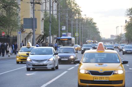 Москва.  Автобус на улице города.