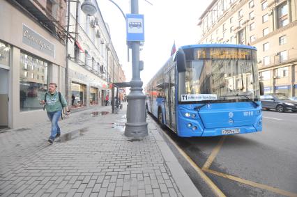 Москва. В городе началась постепенная замена тролейбусов на автобусы.