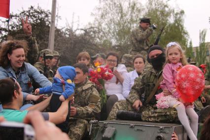 Украина, Славянск. Бойцы народного ополчения фотографируются с горожанами во время праздничных мероприятий, посвященных Дню Победы.