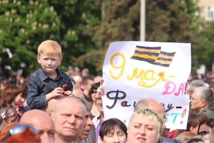 Украина, Славянск. Жители города на праздничных мероприятиях, посвященных Дню Победы.