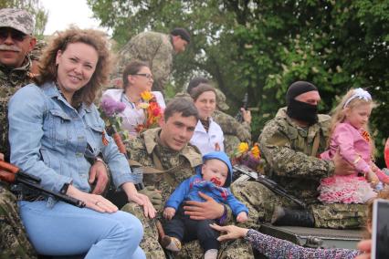 Украина, Славянск. Бойцы народного ополчения фотографируются с горожанами во время праздничных мероприятий, посвященных Дню Победы.