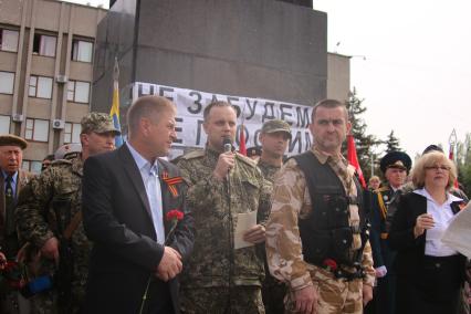 Украина, Славянск. Народный мэр Славянска Вячеслав Пономарев (слева) и народный губернатор Донецкой области Павел Губарев (в центре) во время праздничных мероприятий, посвященных Дню Победы.