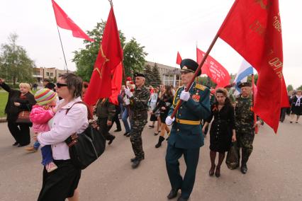 Украина, Славянск. Жители города во время праздничного шествия, посвященного 69-й годовщине Победы в Великой Отечественной войне.