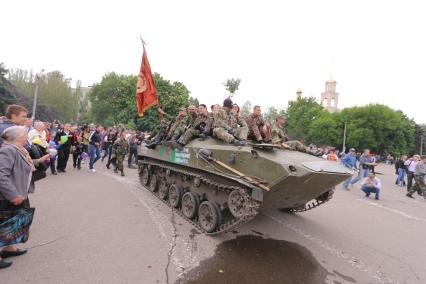 Украина, Славянск. Бойцы народного ополчения на праздничных мероприятиях, посвященных Дню Победы.