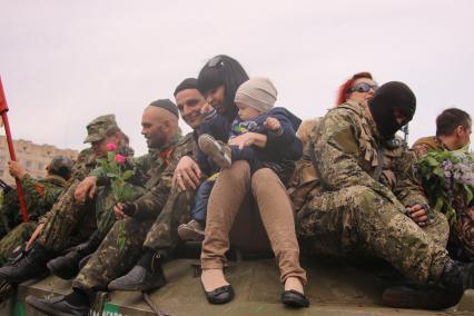 Украина, Славянск. Бойцы народного ополчения фотографируются с горожанами во время праздничных мероприятий, посвященных Дню Победы.