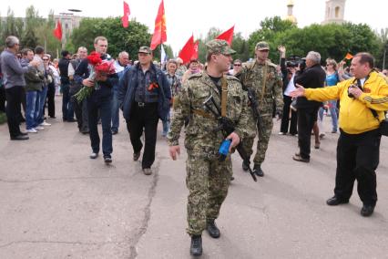 Украина, Славянск. Жители города во время праздничного шествия, посвященного 69-й годовщине Победы в Великой Отечественной войне.