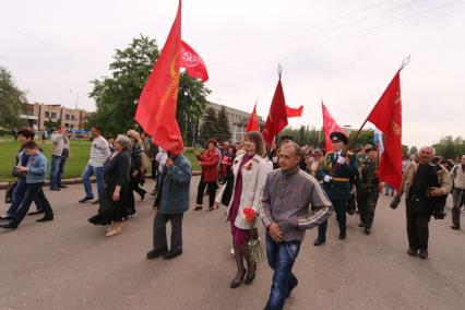 Украина, Славянск. Жители города во время праздничного шествия, посвященного 69-й годовщине Победы в Великой Отечественной войне.