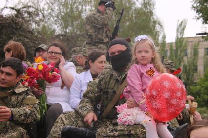 Украина, Славянск. Бойцы народного ополчения фотографируются с горожанами во время праздничных мероприятий, посвященных Дню Победы.