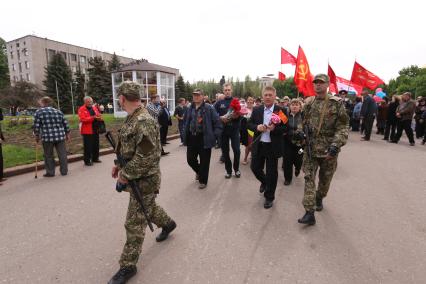 Украина, Славянск. Жители города во время праздничного шествия, посвященного 69-й годовщине Победы в Великой Отечественной войне.